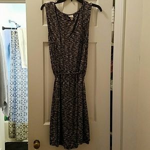 Sleeveless V-neck casual dress