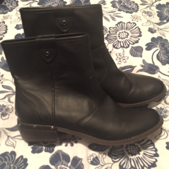 Cute pull on black western ankle booties