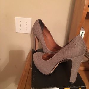 Pour La Victoire Irina Snake Grey Pumps