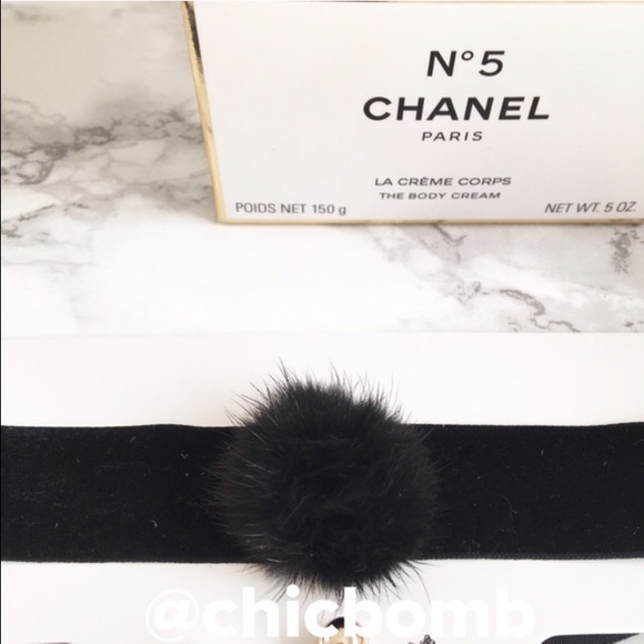 Black puff ball choker in black with free earrings - Picture 2 of 3