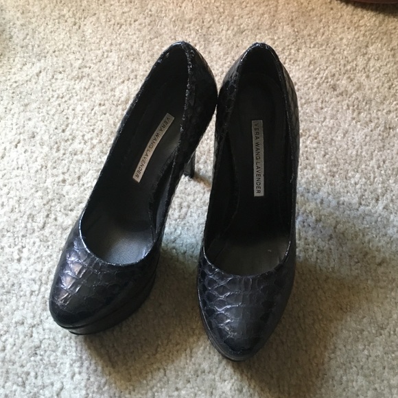 Black snake print Vera wang pumps!