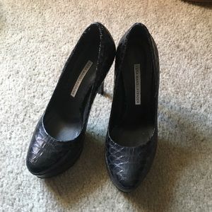 Black snake print Vera wang pumps!