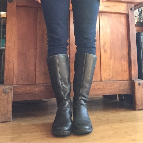 Born boots women's sz 8. Black w/ tan stitching.