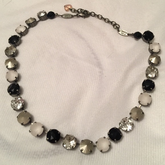 Sabika Manhattan feminine choker