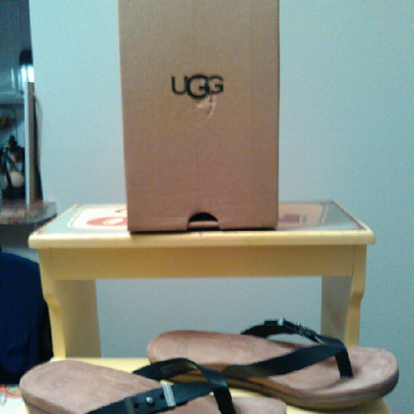 Ugg flip flops