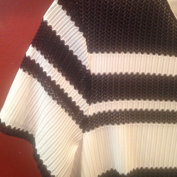 🎉HP NWT Lace Overlay Black & White Cocktail Dress - Picture 4 of 4