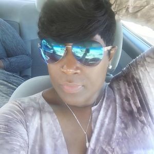 Meet your Posher, Sharonia