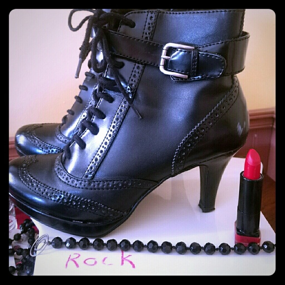 Rocking heel boots