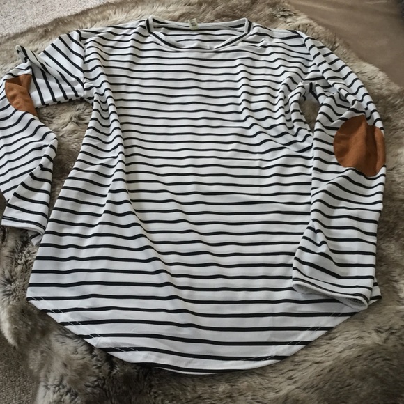 🆑 Vegan Suede Elbow Patch Tee - Picture 4 of 4