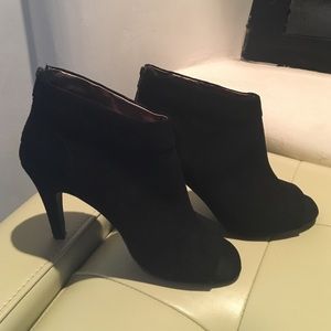 Black leather Steve Madden heels