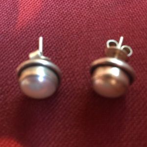 Elegant pearl ringed in silver earrings