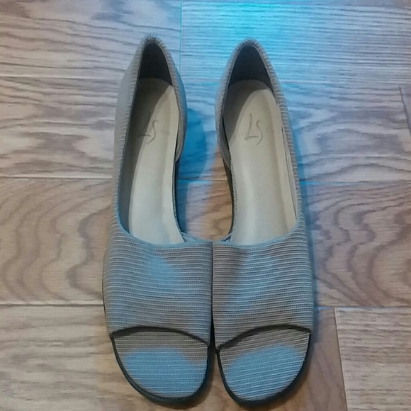 Women's Life Stride 6.5 beige flats shoes