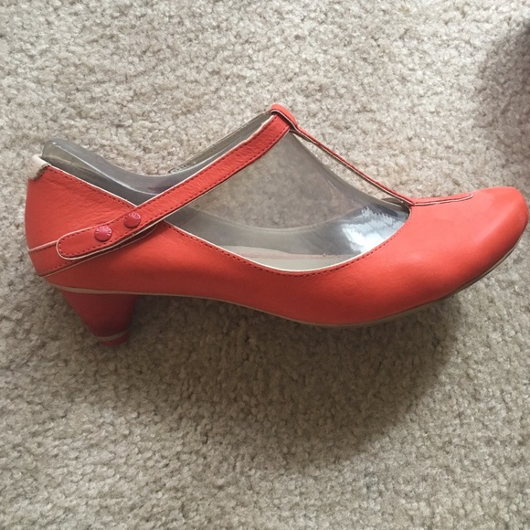 Lacoste Shoes - Picture 4 of 4