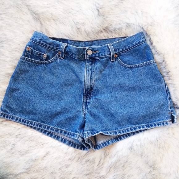 ❤️SOLD❤️ Levi's Vintage High Waisted Shorts 30 - Picture 2 of 2