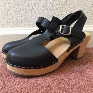 Clogs, t-bar, low heel