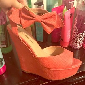 Coral bow wedges