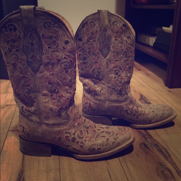 Womens corral western boots size 9. Slightly worn.