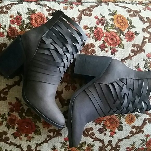 Shoes - Adorable fall booties