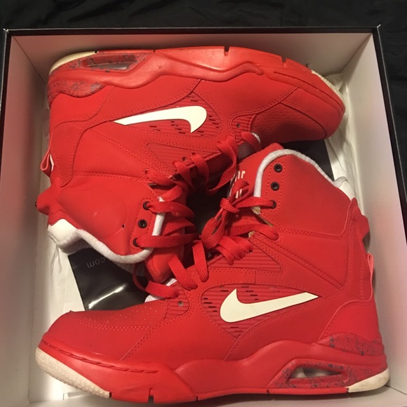 Fresh pair of Nikes - Picture 2 of 2