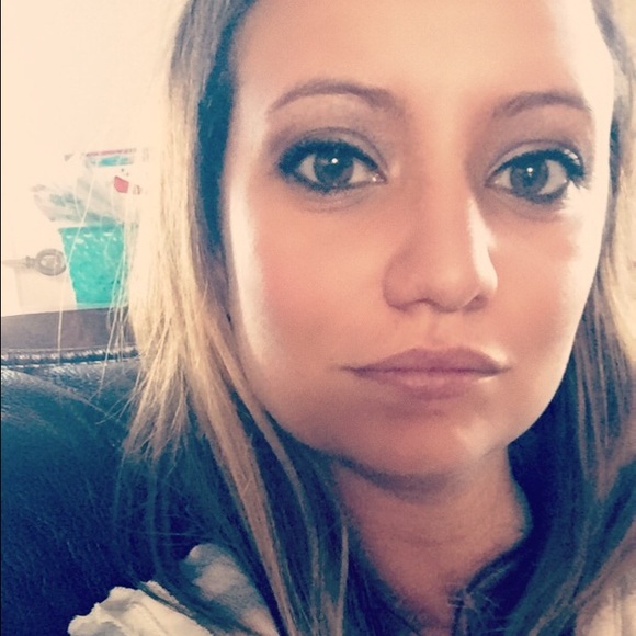 Meet your Posher, Lauren - Picture 2 of 2