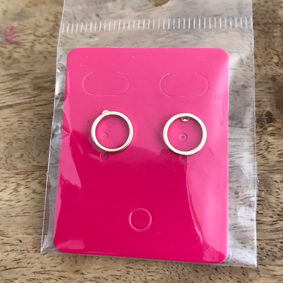 Minimalistic stud earrings in gold - Picture 2 of 3