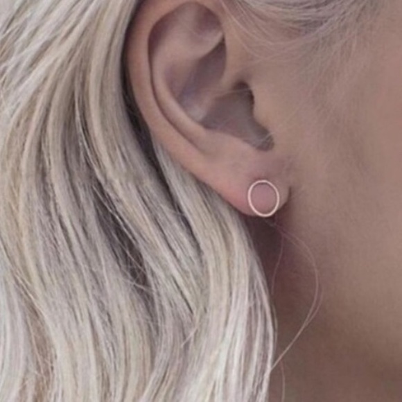 Minimalistic stud earrings in gold - Picture 3 of 3