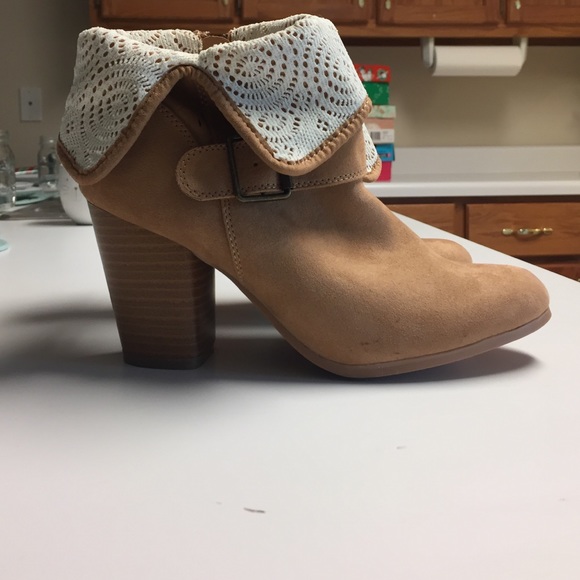 Booties NEVER WORN 7/8 (fits more a 7)