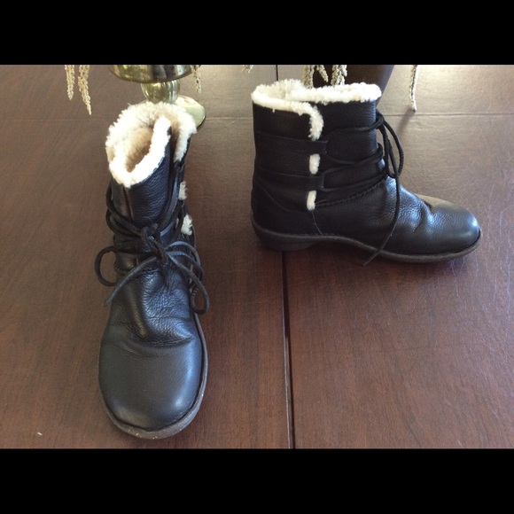 UGG Black Caspia Lace-up Shearling Ankle Boots,9.5