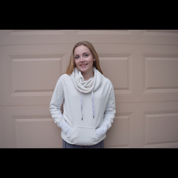 Lululemon cream slouchy hoodie. ✨barely worn✨