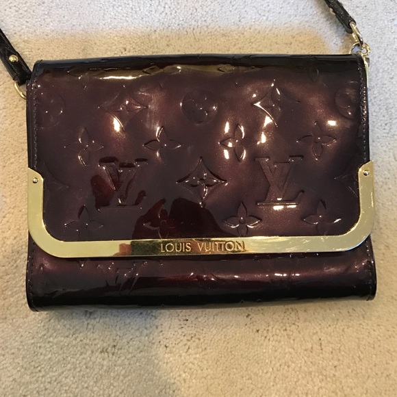 Cross body Louis Vuitton bag