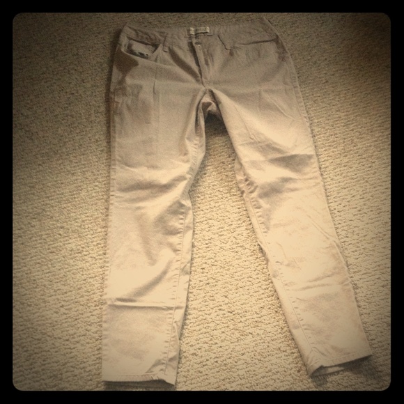 Basic straight leg khaki pants. Great condition