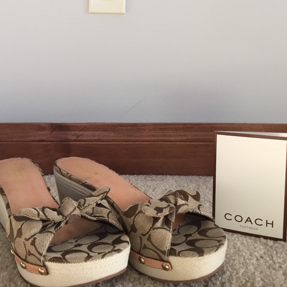 Like New COACH bow tie khaki / natural color wedge