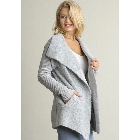 Open double breasted cardigan.