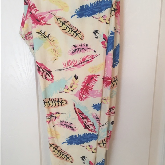 LuLaRoe Pants - Vintage LulaRoe tall and curvy leggings feathers