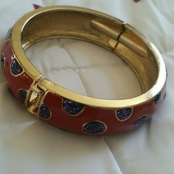 Bangles never fades. The circles are glittery.