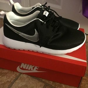 Nike Roshe One (Women's size 8)!