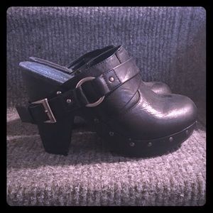Edgy Faux Leather Clogs sz 8