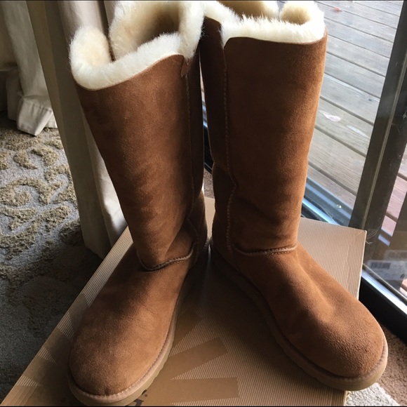 UGG Bailey Button Triplet, size 9, EUC - Picture 2 of 4