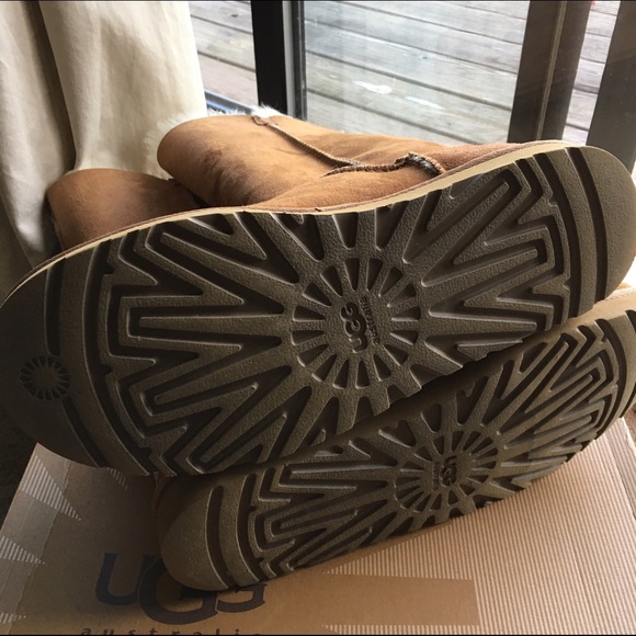 UGG Bailey Button Triplet, size 9, EUC - Picture 4 of 4