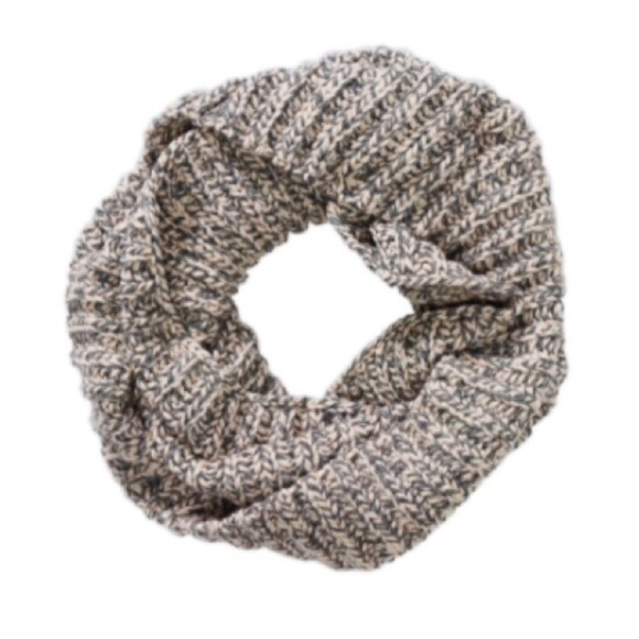 Sunday Best by Aritzia Hemingway Infinity Scarf