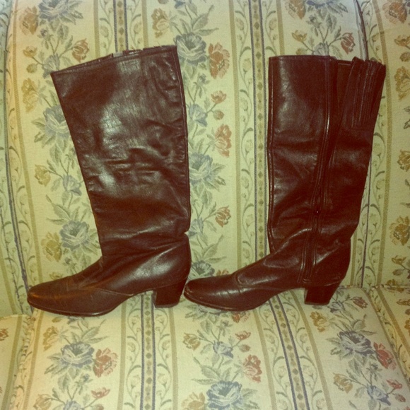 Great fall dark brown boots.
