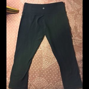 Lululemon black capri