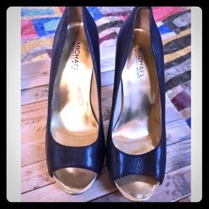 MICHAEL KORS Black and Gold Platform Heels