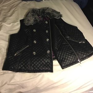 Vest with faux fur collar