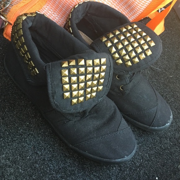 Black shoes w/ gold