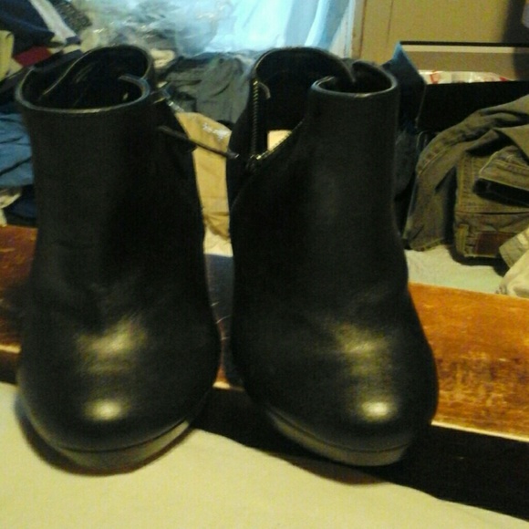Black side zip wedge bootie