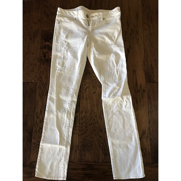 American Eagle White Distressed skinny jeans