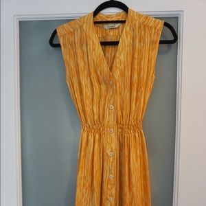 Tucker knee-length, sleeveless, button down dress