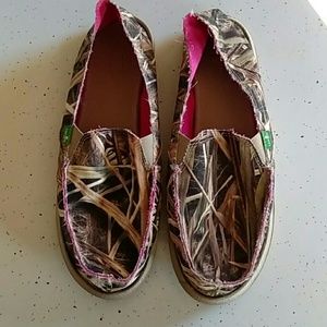 Camo Sanuk slip-ons