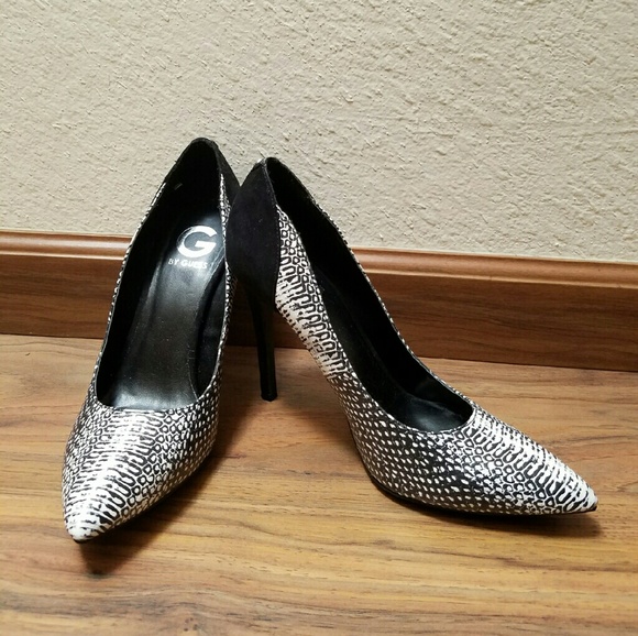 Guess black and white snakeskin print pumps